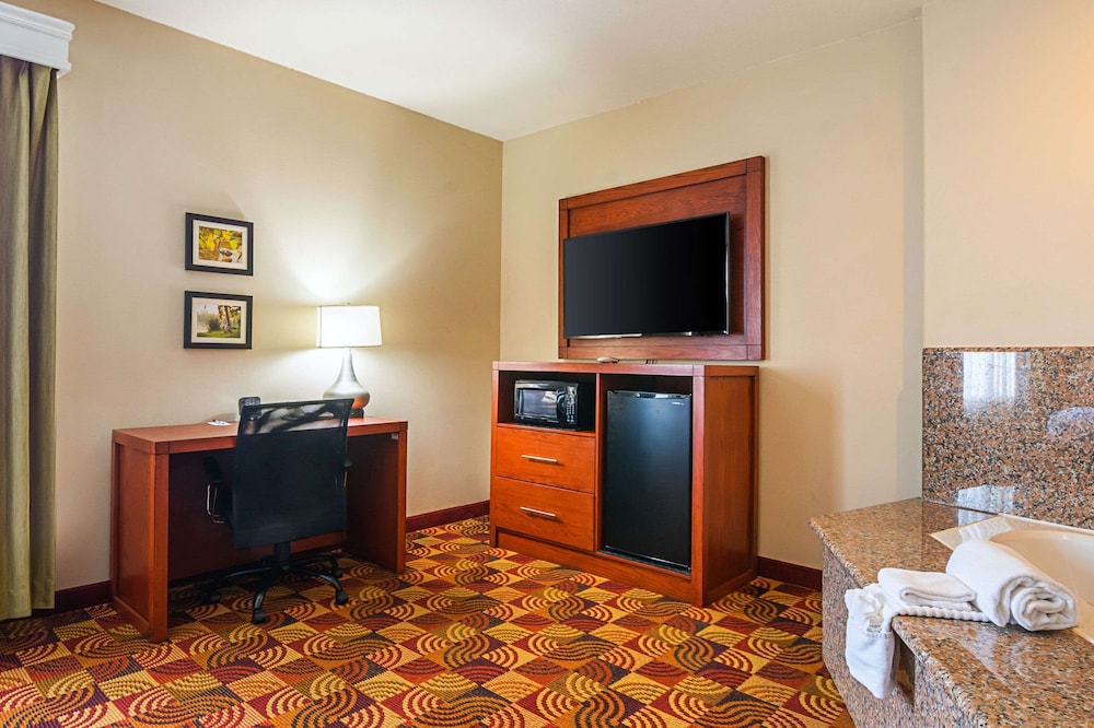 Comfort Suites Lake Charles 20/48