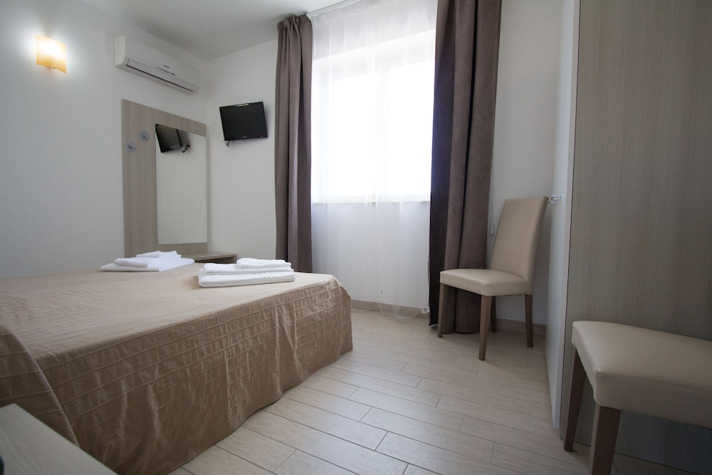 ROOM, QUADRUPLE, QUEEN AND TWIN BEDS, CITY VIEW