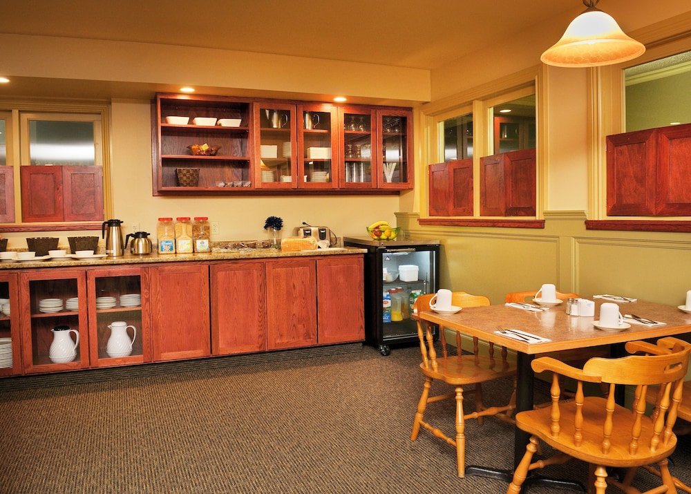 Slemon Park Hotel & Conference Centre 27/35