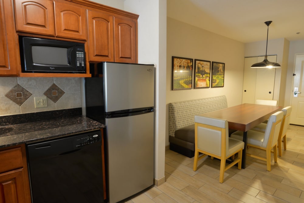 Holiday Inn Hotel Suites Minneapolis Lakeville 34/46