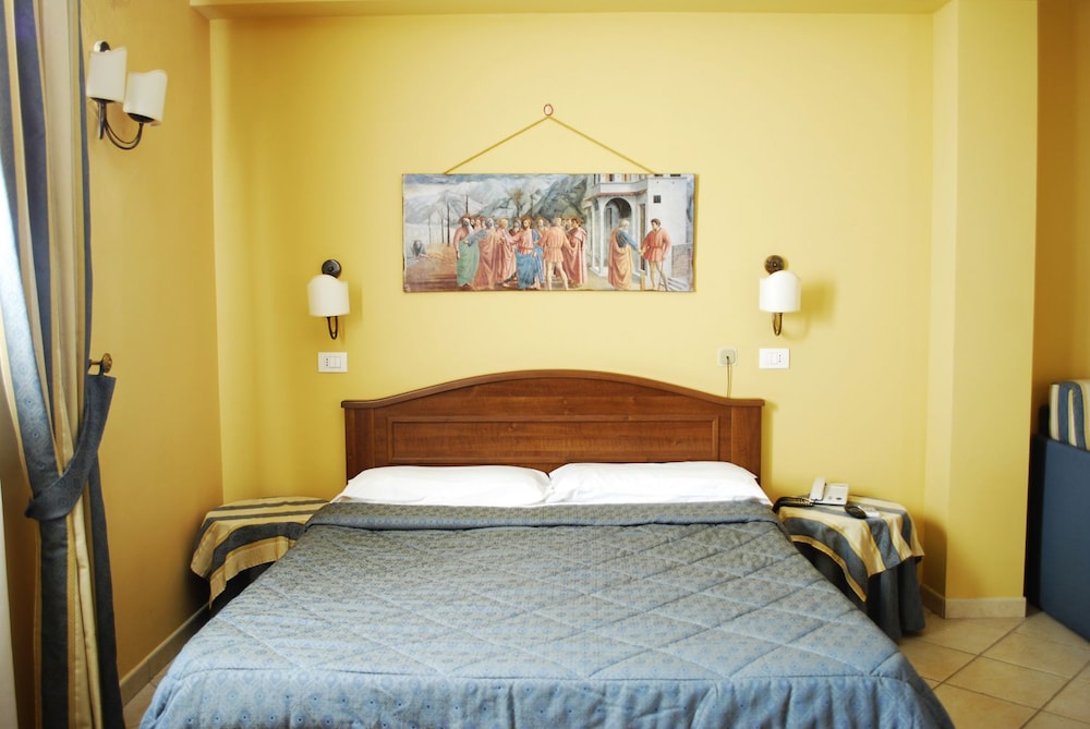 Greta Rooms 11/37
