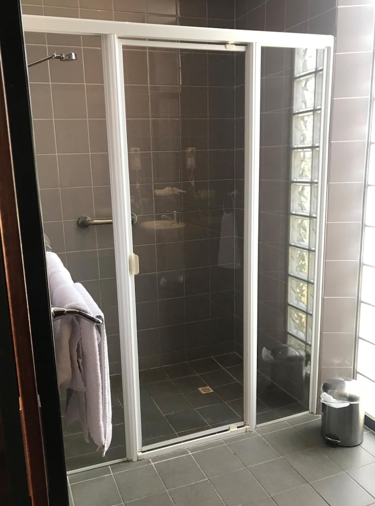 HIGHLANDER HOTEL 50/51