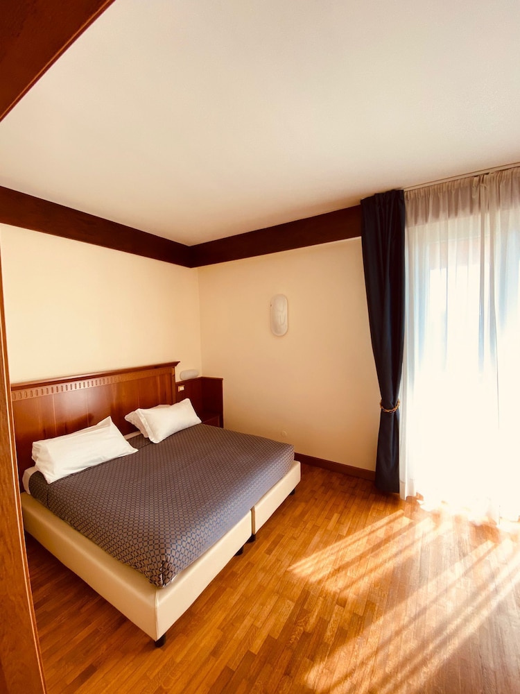 Classic, Double Bed, City View