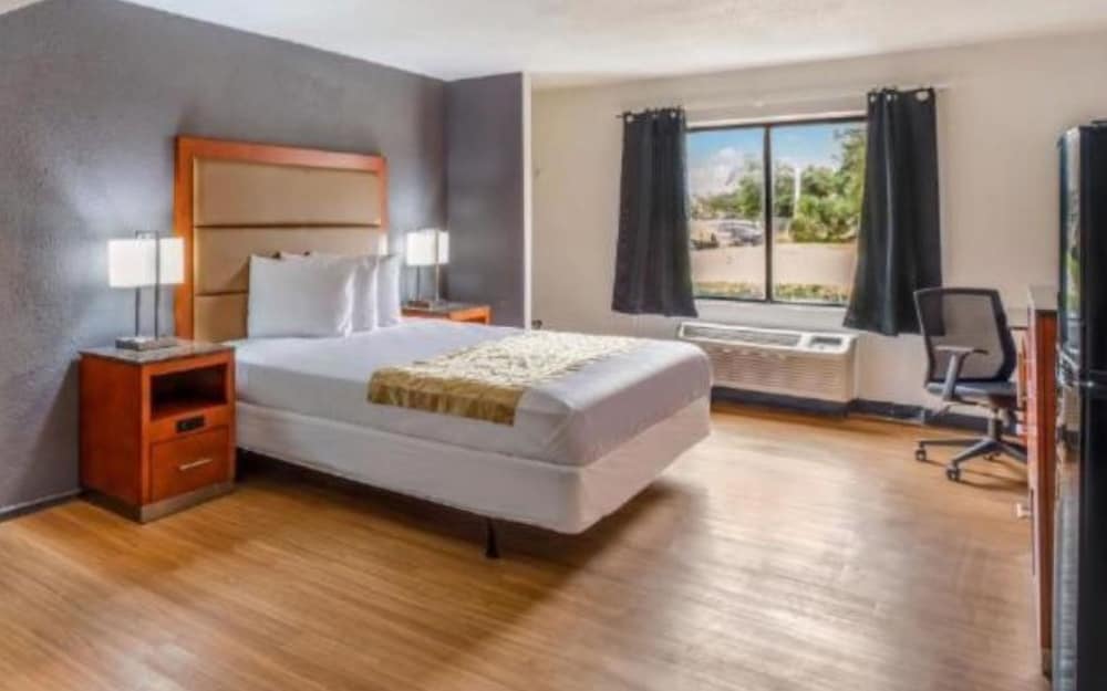 ROOM, KING BED, KITCHENETTE