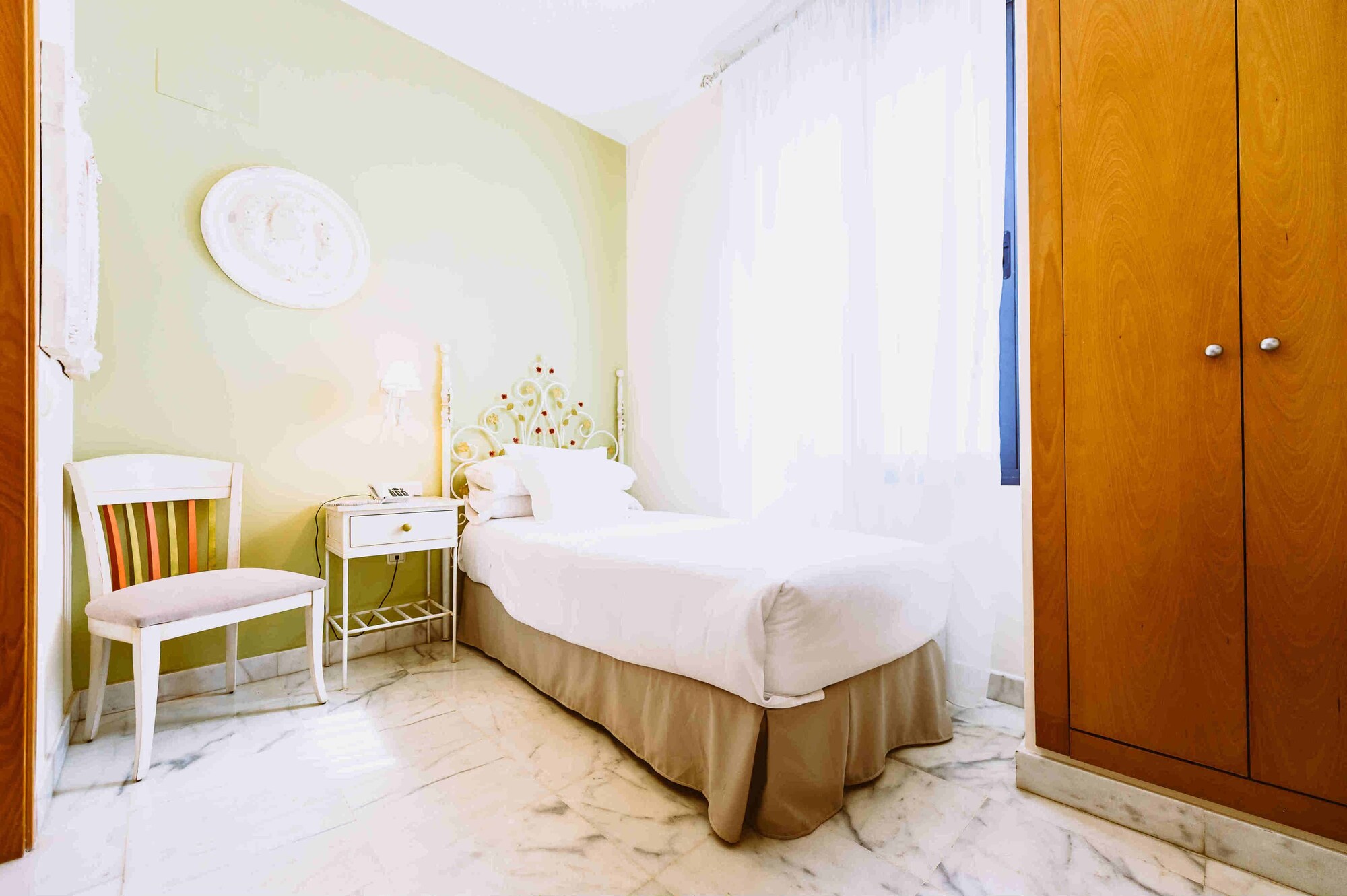 ROOM, SINGLE, SINGLE BED