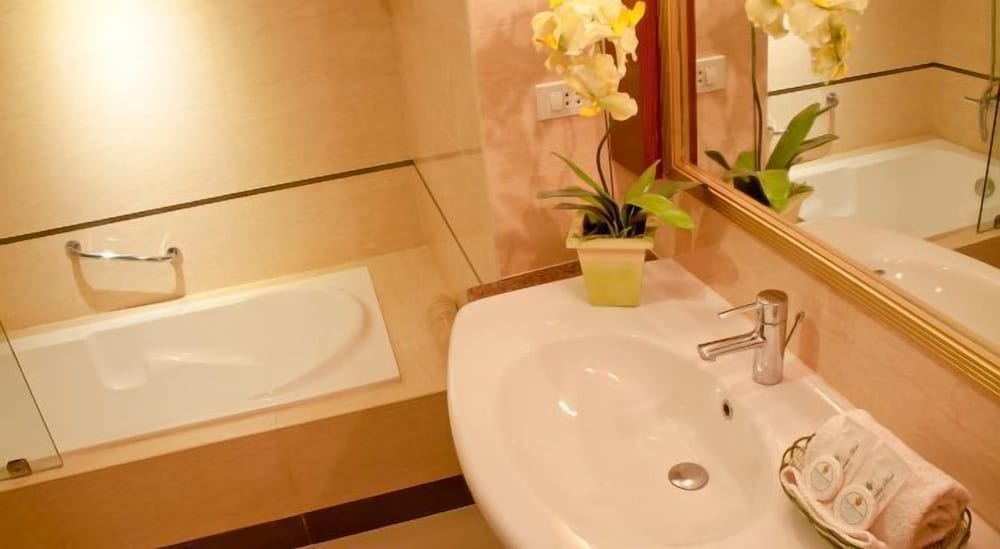 Royal Garden Hotel 42/44