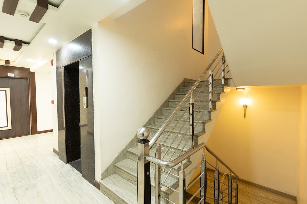 Fabhotel Signature Inn 32/50