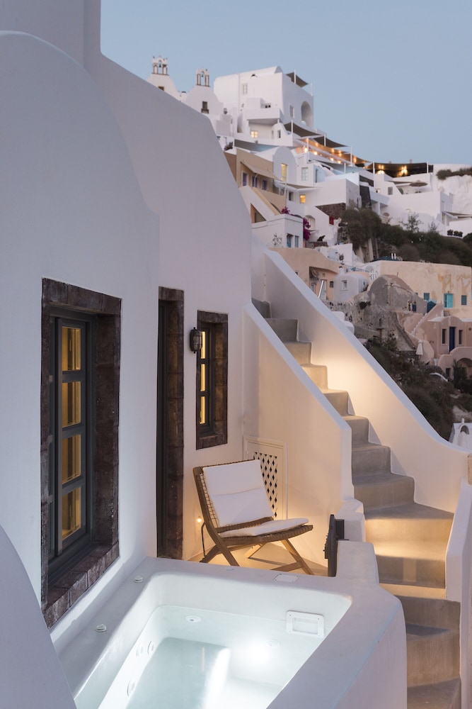 Armenaki Santorini 24/50