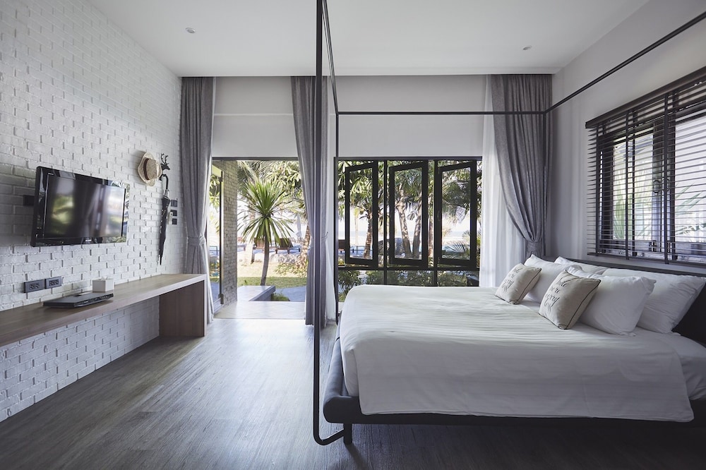 VILLA, BEACH FRONT