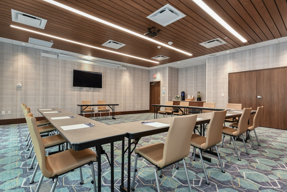 Holiday Inn Express & Suites Charlotte Ballantyne 41/46