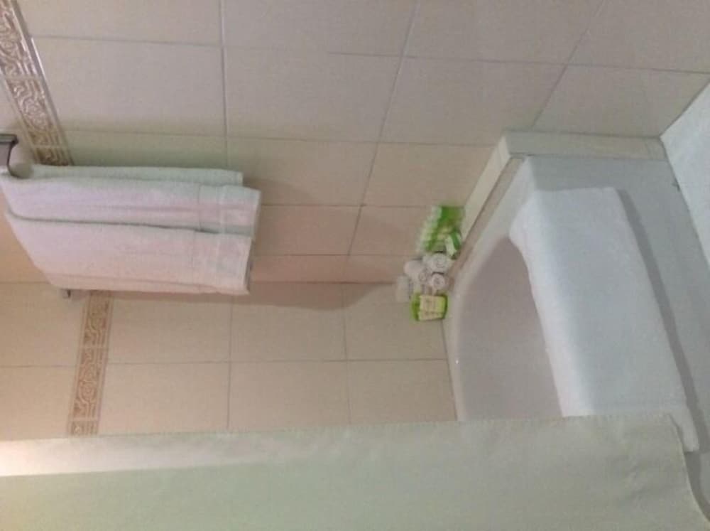 غرفة قياسية بسرير كوين