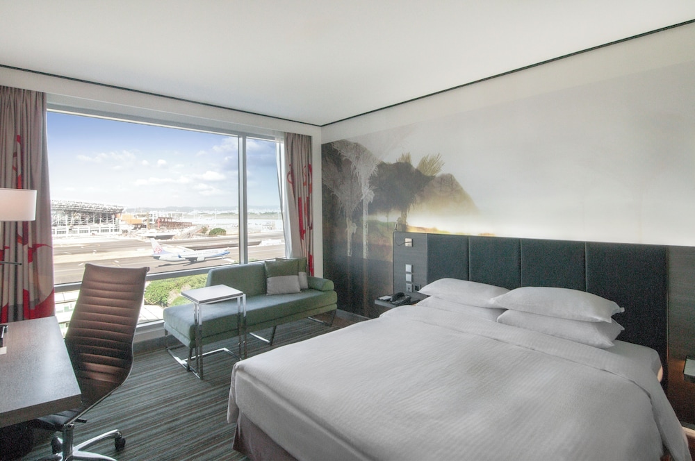 Regency, Suite, King Bed, Airport View, Sofa