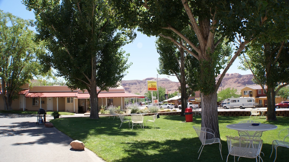 Adventure Inn & Motel 33/43