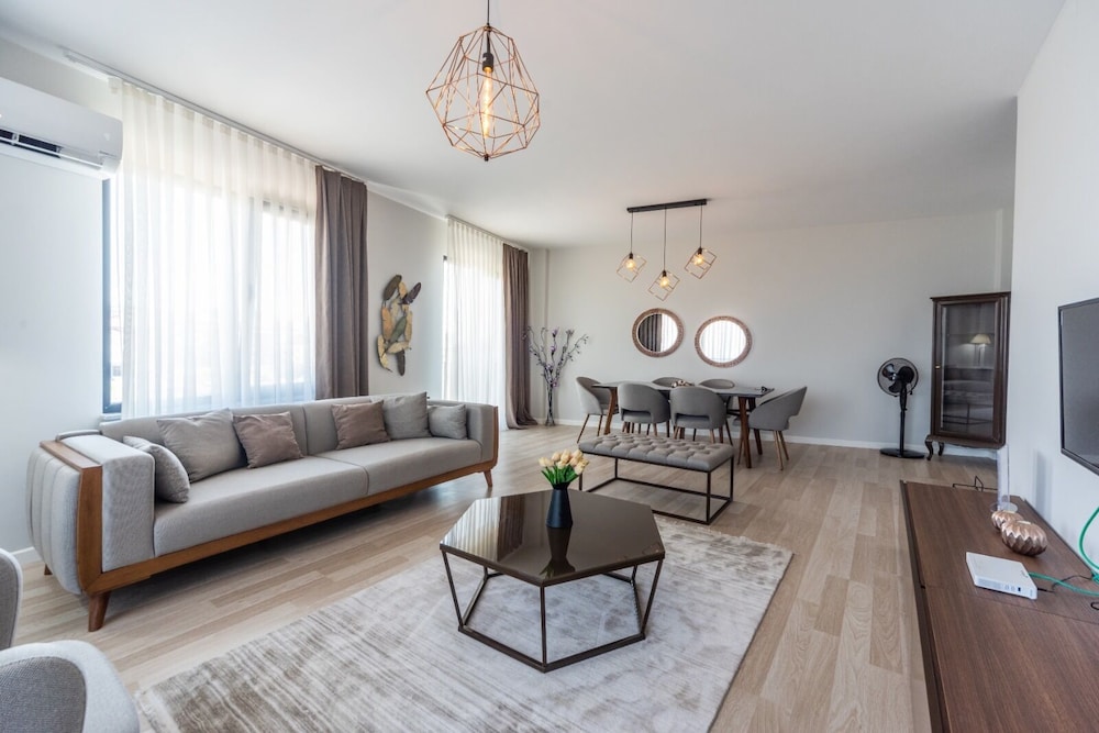 Green Hills Suites 42/60