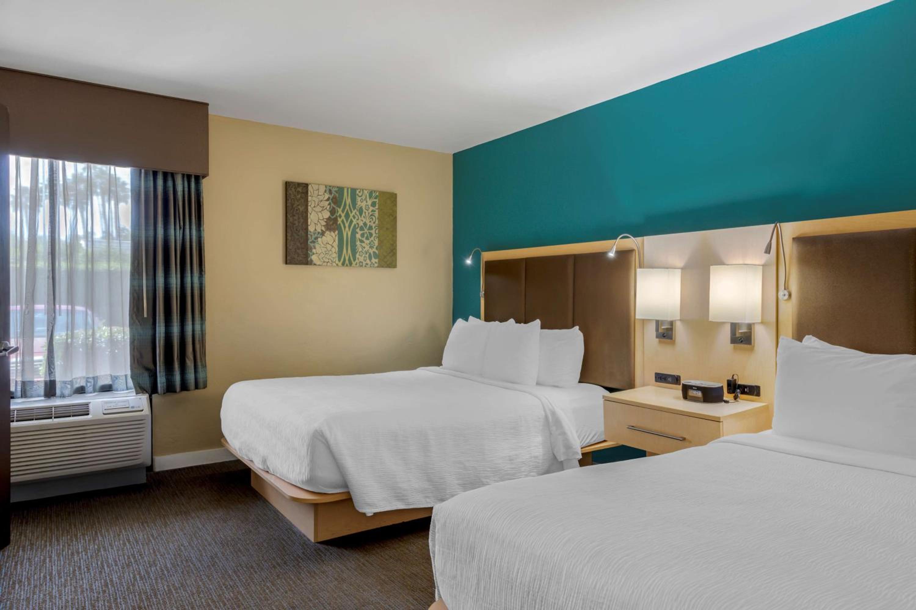 جناح بسريرين كوين لذوي الإعاقة، Best Western Plus South Coast Inn 2/7