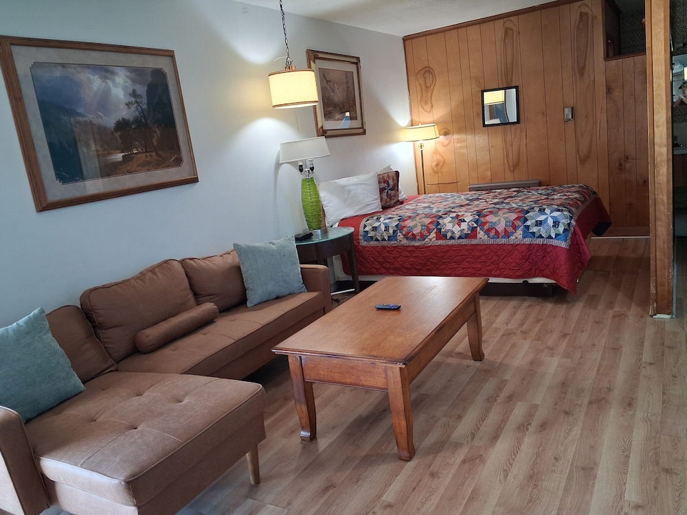 Capri Motel 36/52