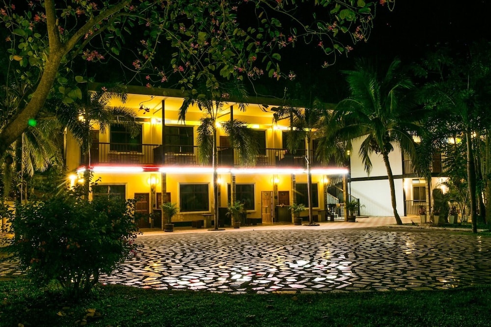 PECHMANEEKAN BEACH RESORT 8/71