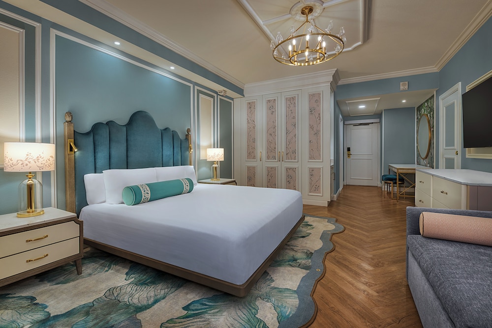 Deluxe, King Bed, Club Floor, Accessible