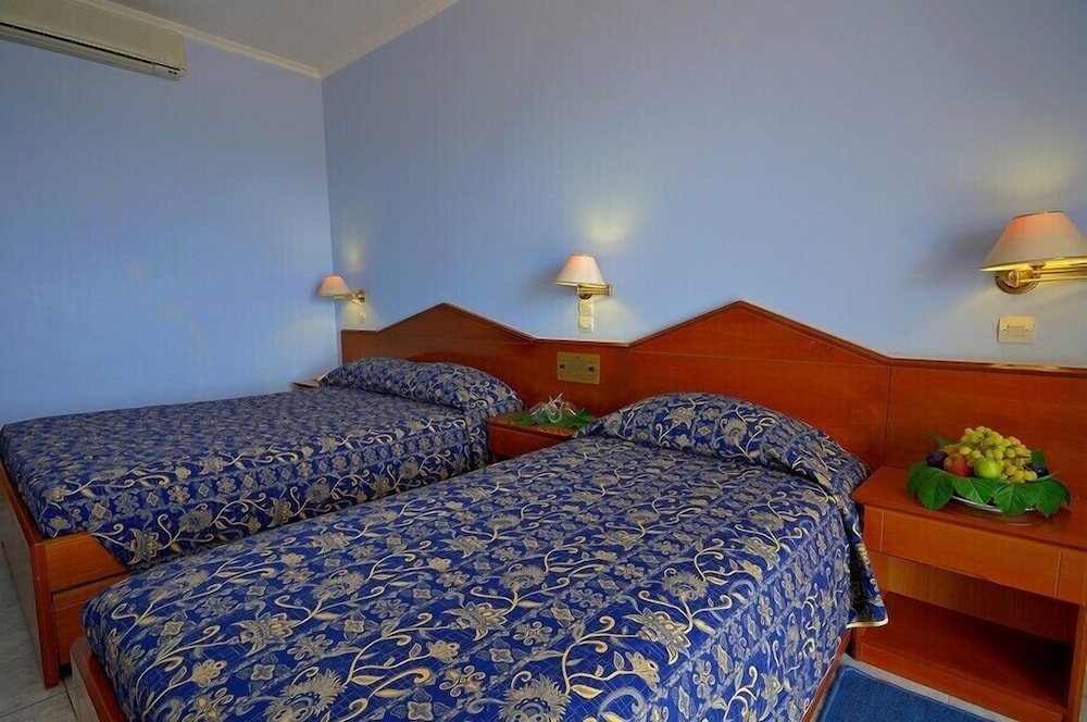 Room, Double Bed, Lateral Side Sea View، Astir Palace 3/3