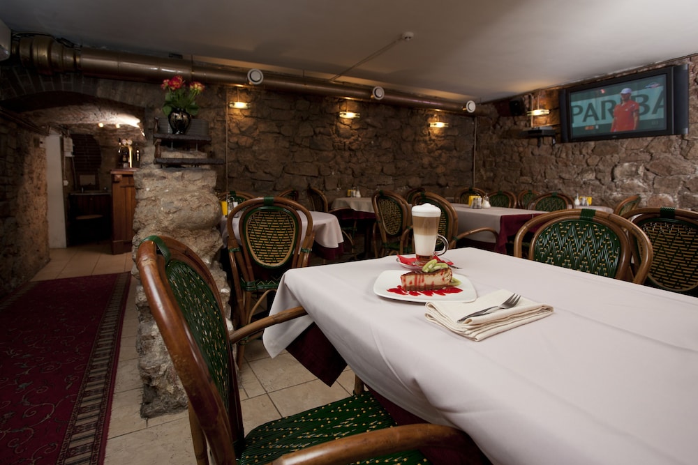Monte Kristo Hotel 82/95