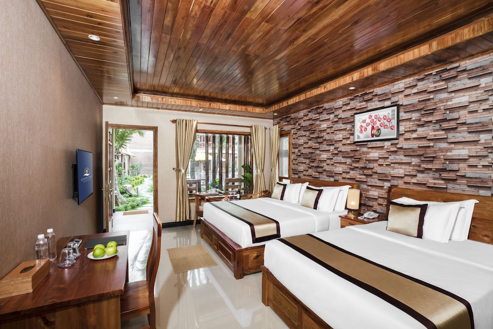 SUPERIOR, MULTIPLE BEDS, POOL VIEW