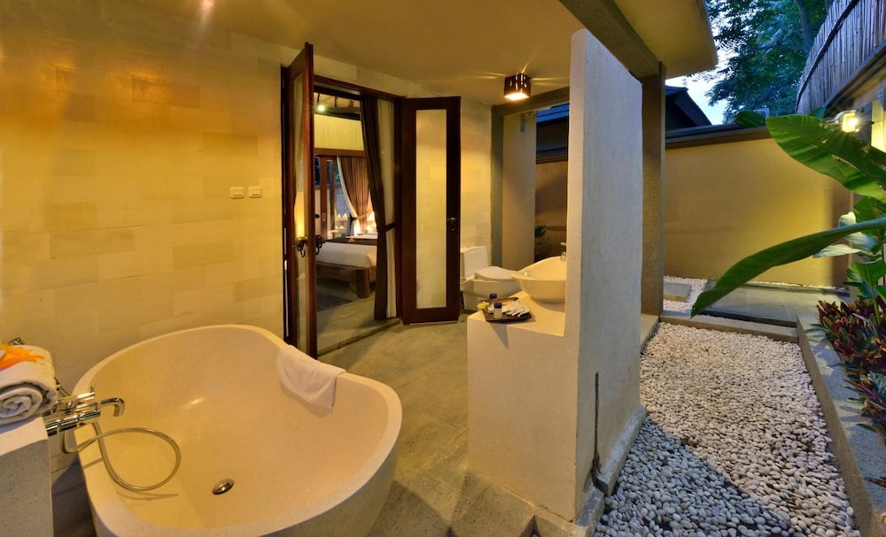 GINO FERUCI VILLA UBUD 40/46