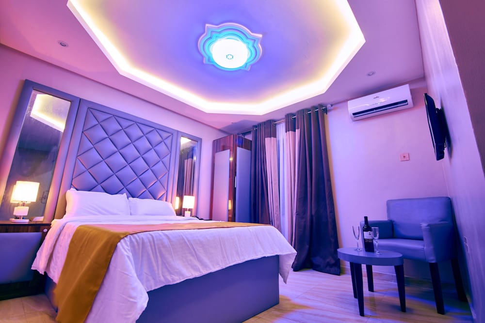 Double M Exquisite Suites And Lounge 9/29