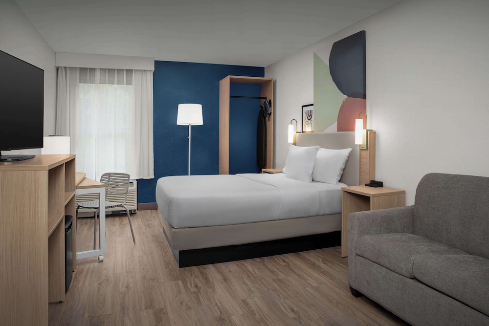 ROOM, QUEEN BED, SOFA