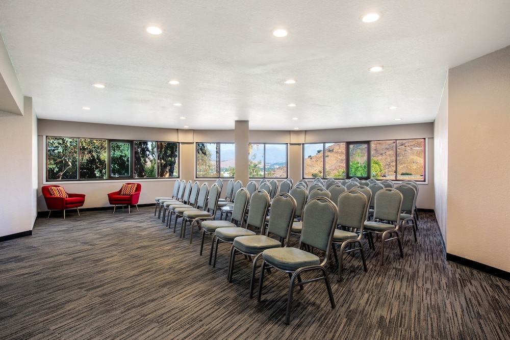 La Quinta Inn & Suites By Wyndham Pomona 46/52