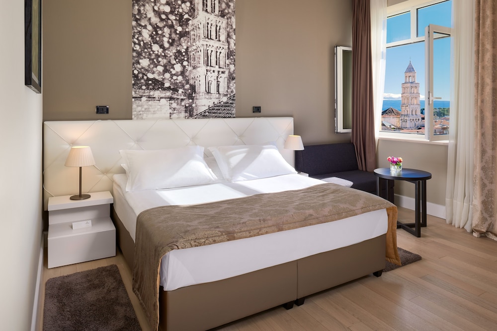 DELUXE, DOUBLE BED, SEA VIEW