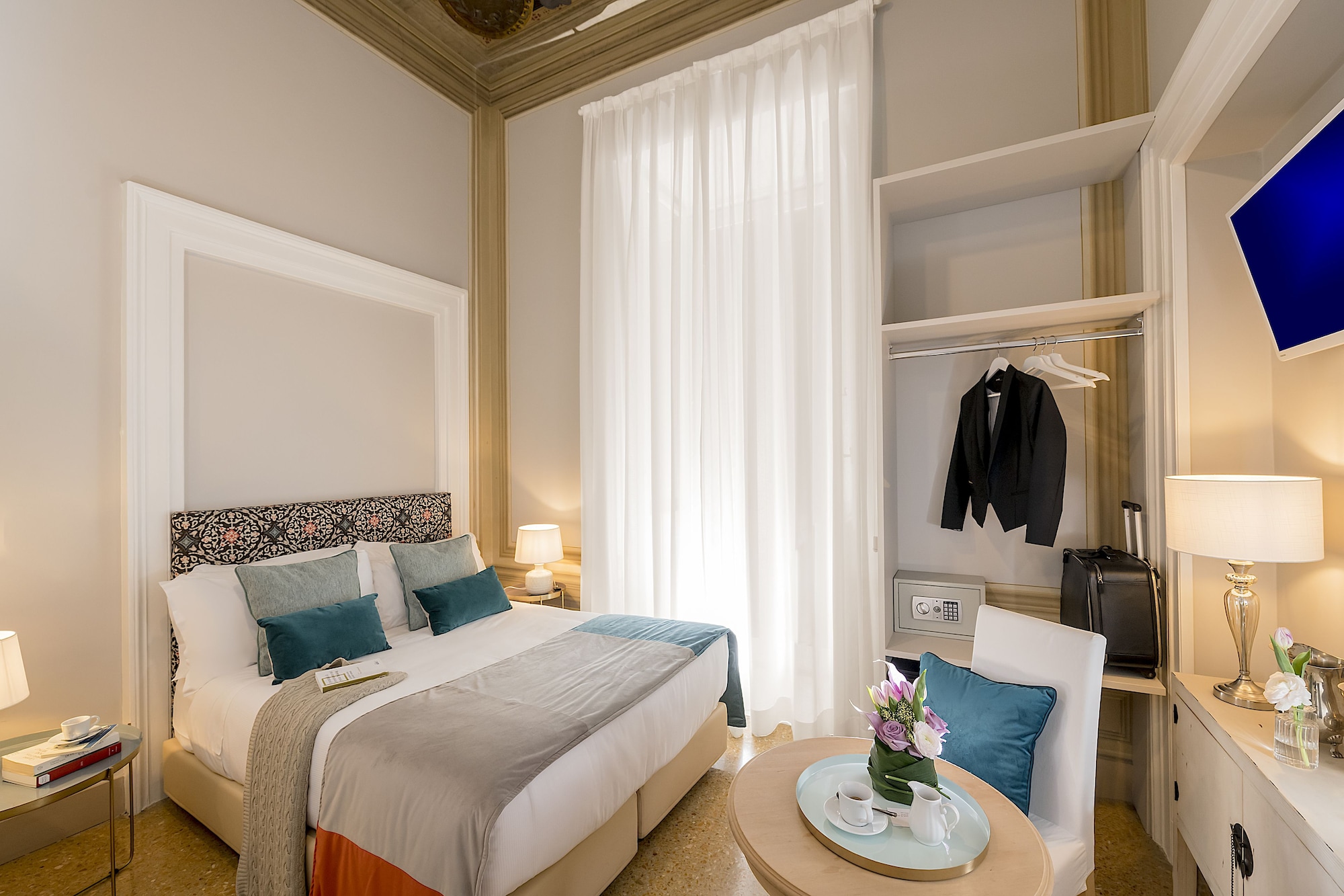 CITY, DOUBLE BED, BALCONY