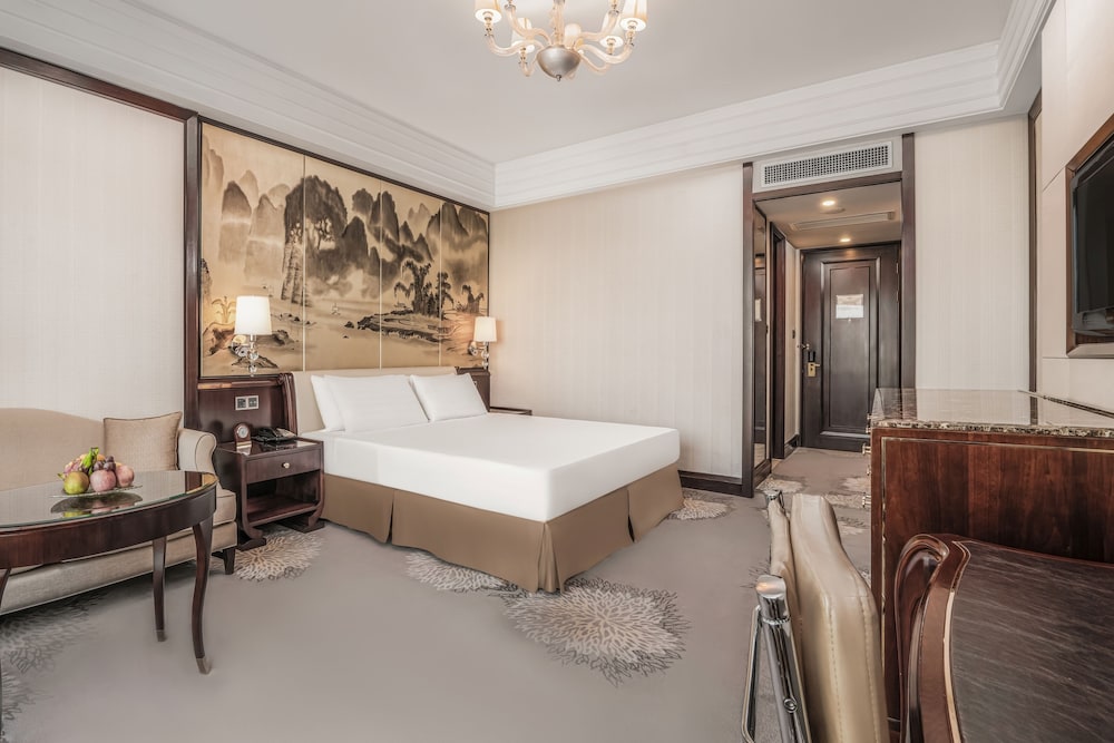 Deluxe, King Bed, City View, Shangri La Guilin 4/6