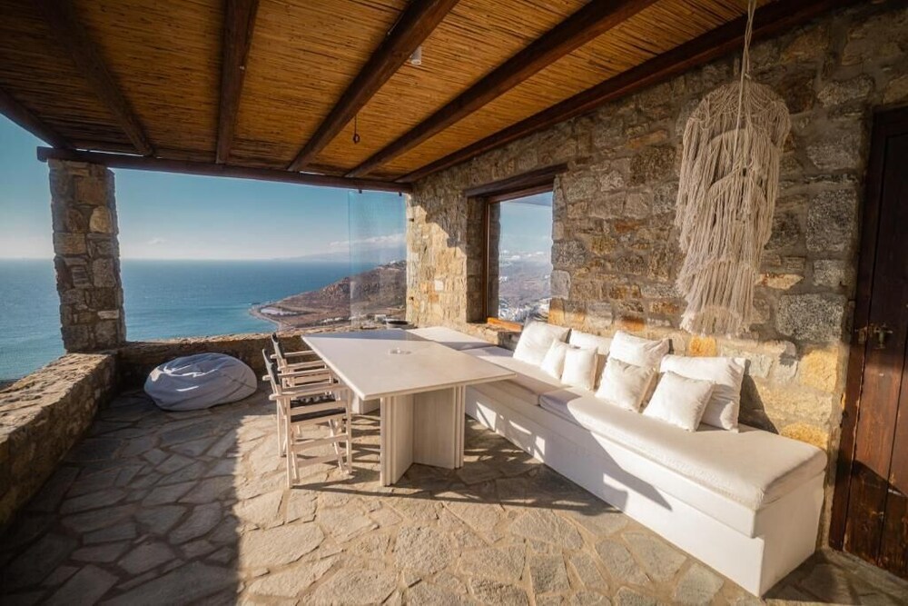 WHITE ROCK SUITES & VILLAS 18/50