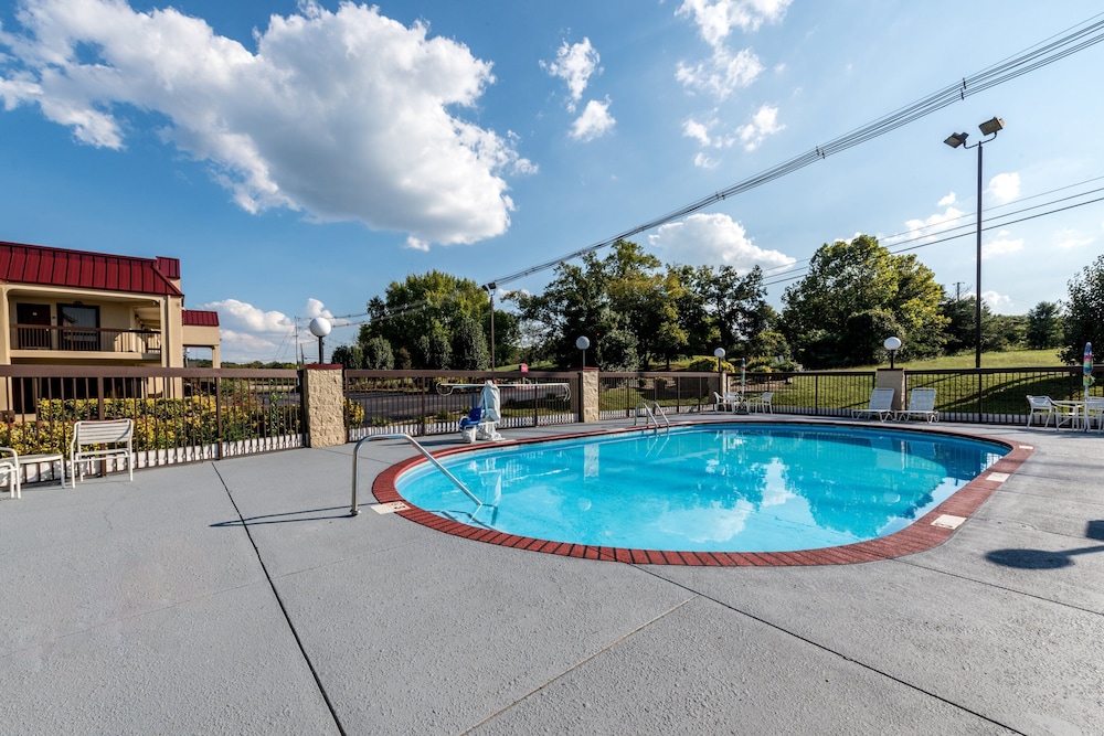 Red Roof Inn & Suites Clinton 3/41