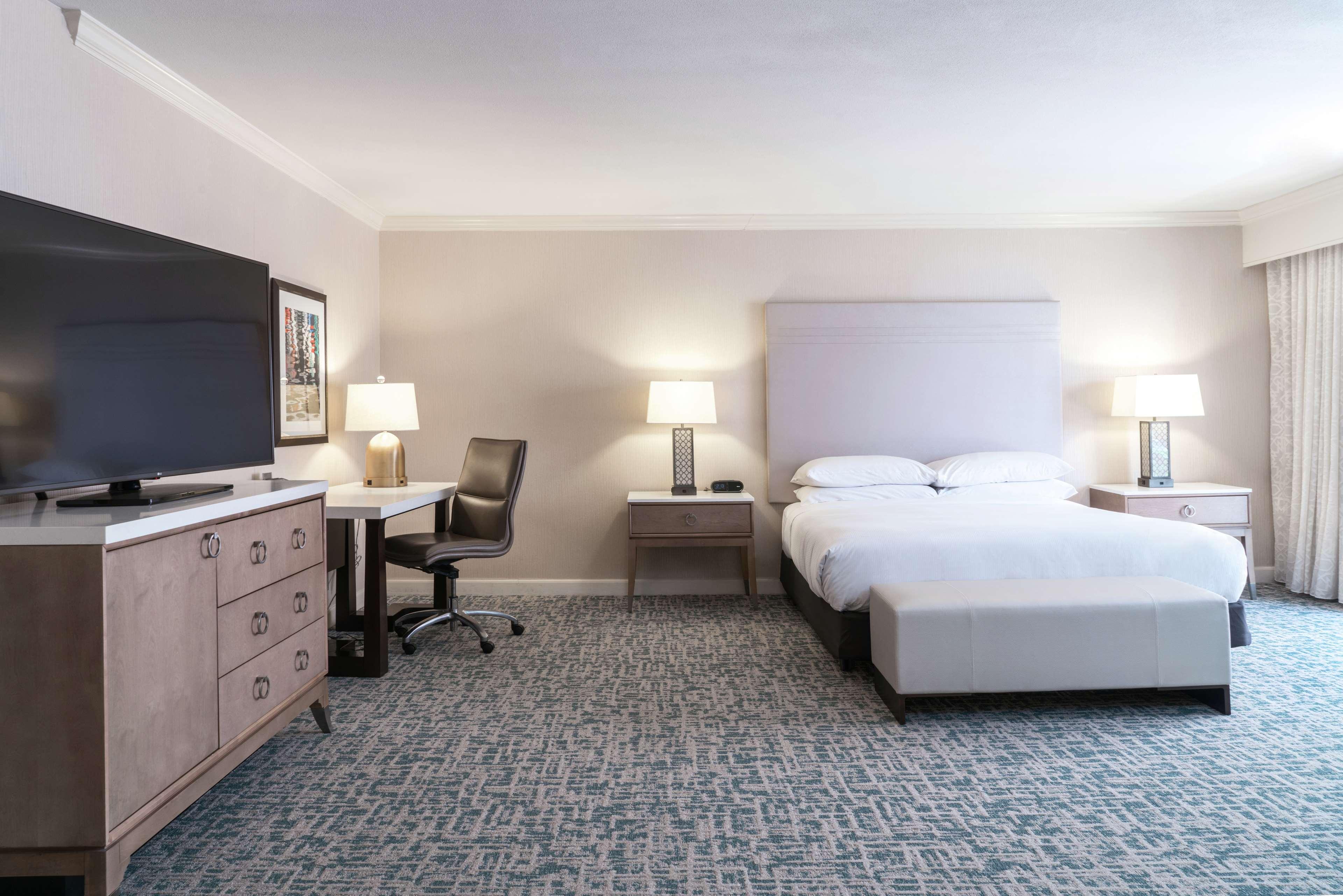غرفة بسرير مزدوج بإطلالة على الجبل