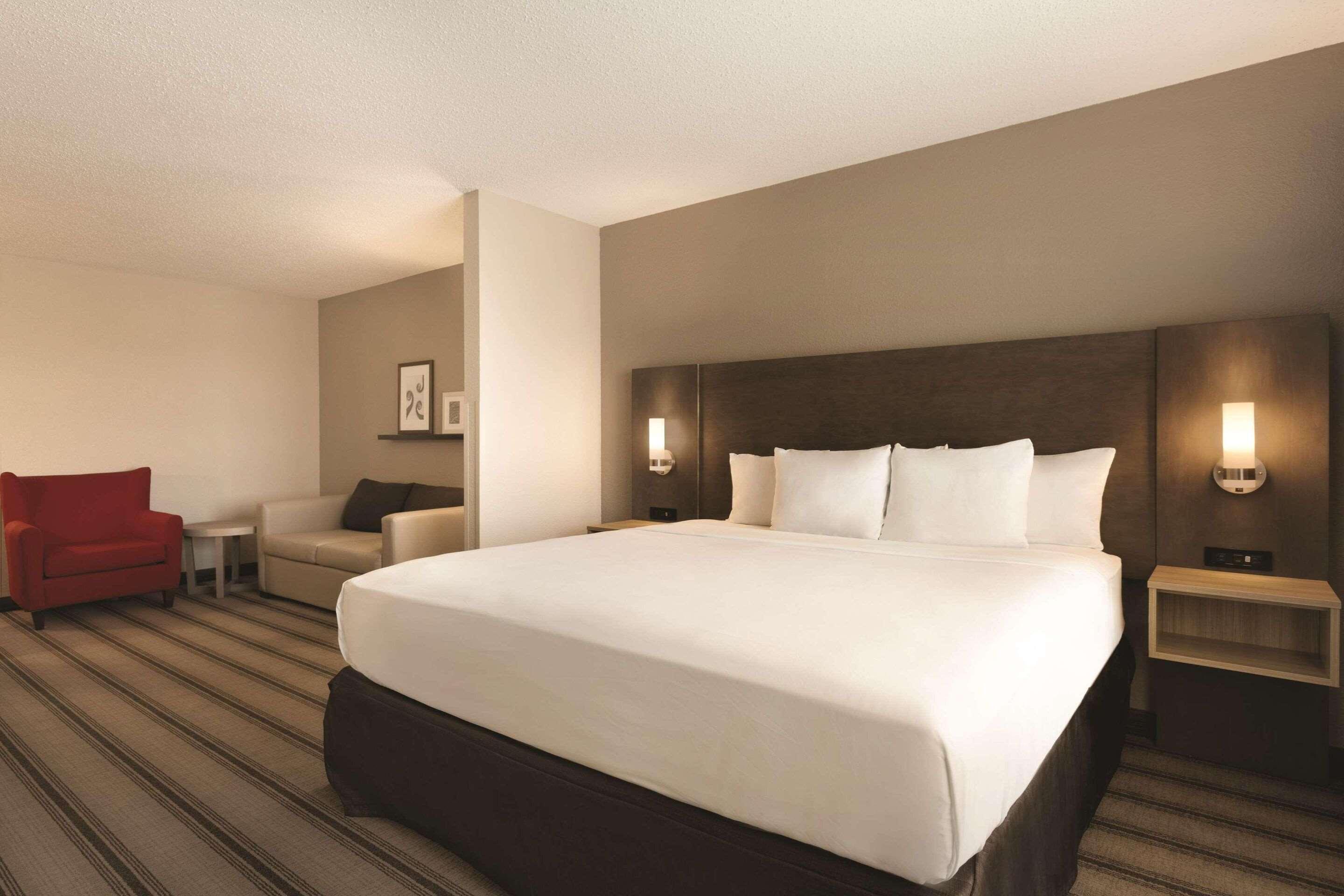 SUITE, KING BED, ACCESSIBLE