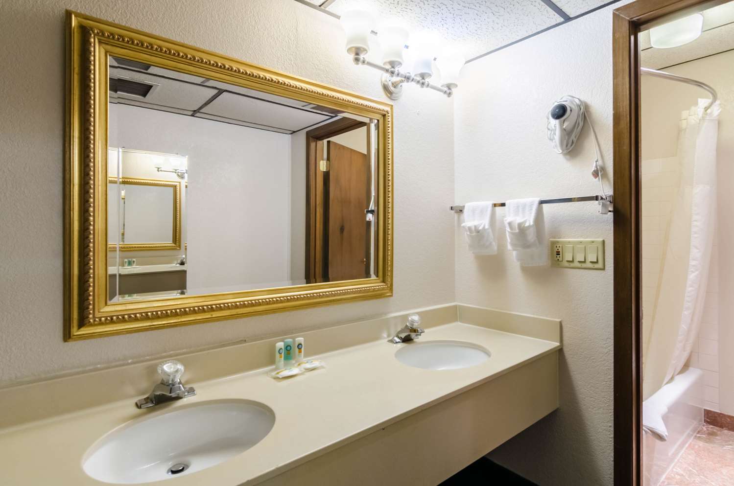 غرفة بسريرين كوين، Wyndham Garden Salina Conference Center 2/2
