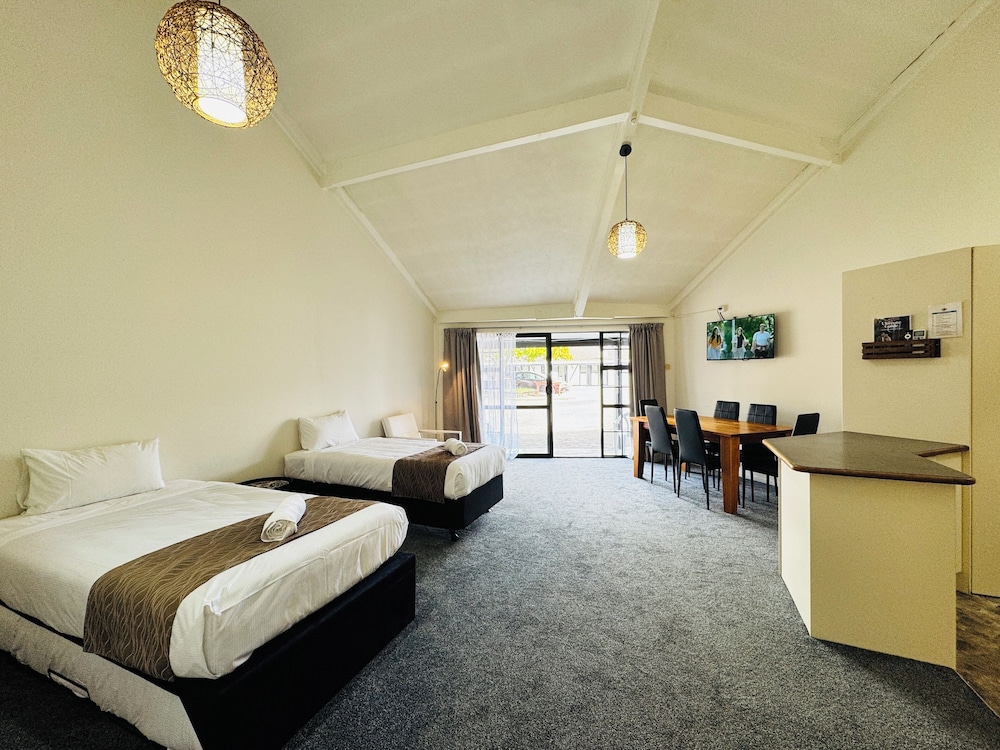 2 BEDROOMS, FAMILY, SUITE
