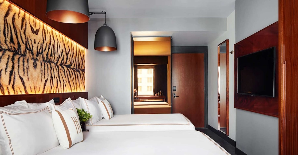 DELUXE, 2 DOUBLE BEDS