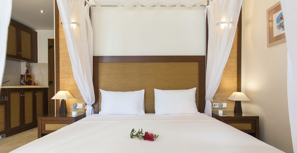 SUPERIOR, DOUBLE BED, PARTIAL SEA VIEW