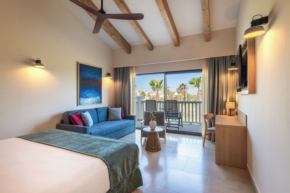 Impressive, Superior, King Bed, Partial Sea View, 2 Sofa