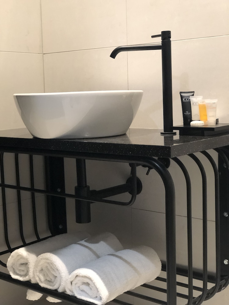Chevron Hotel 28/48