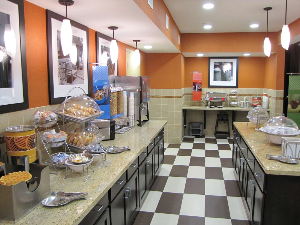 Hampton Inn and Suites Jamestown ND 17/26