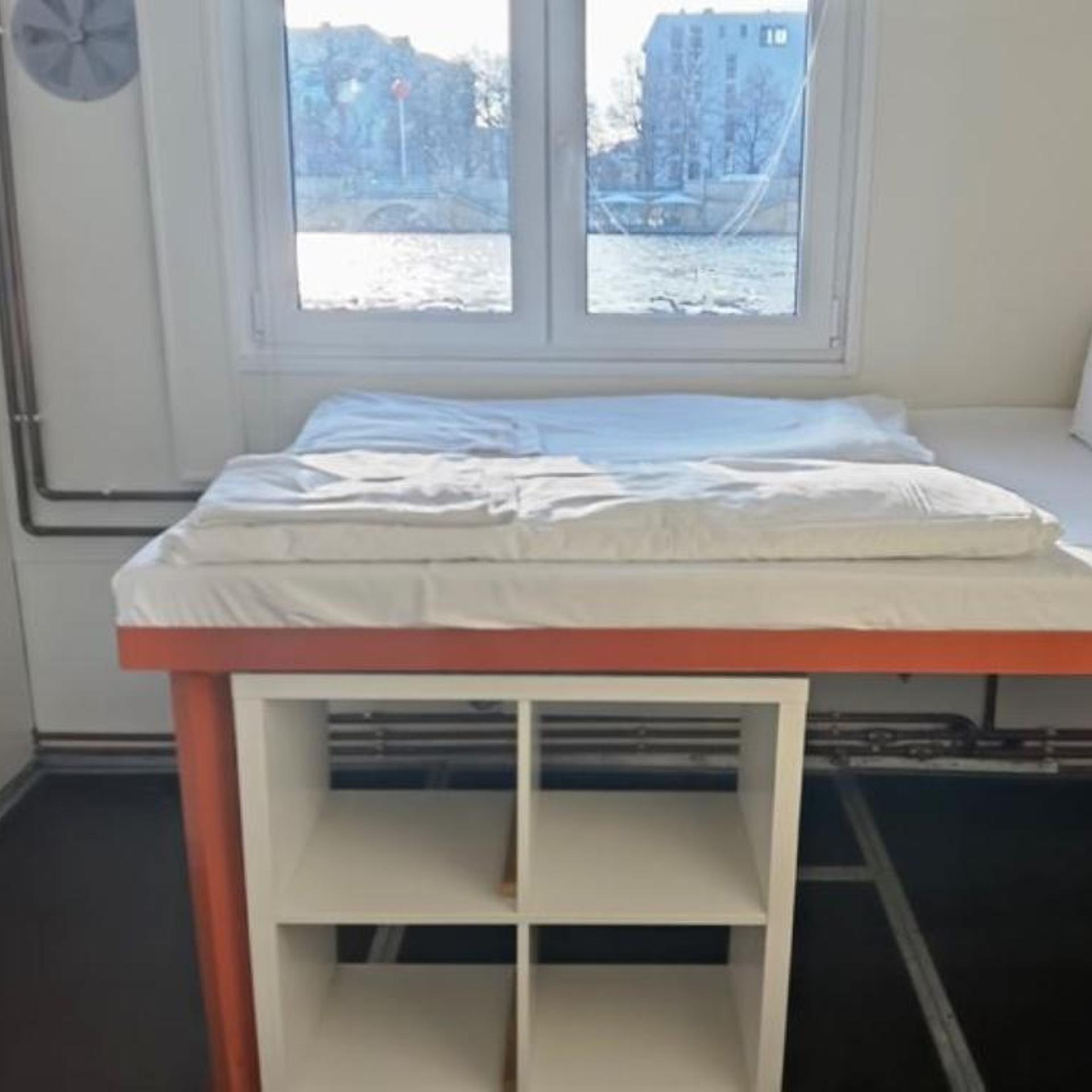 Eastern Comfort Hotel & Hostelboat 44/58