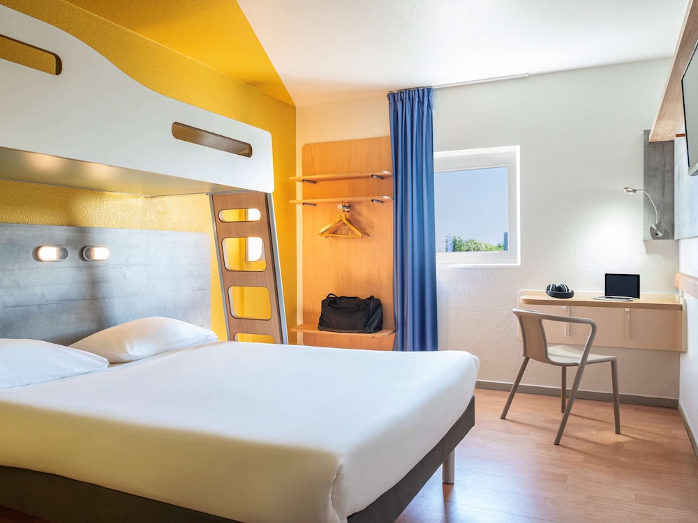 ROOM, TWIN BEDS