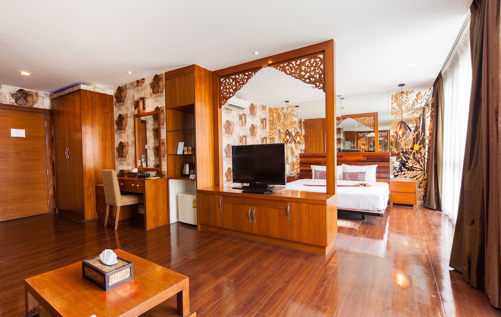 Lantana Resort Hotel 57/61