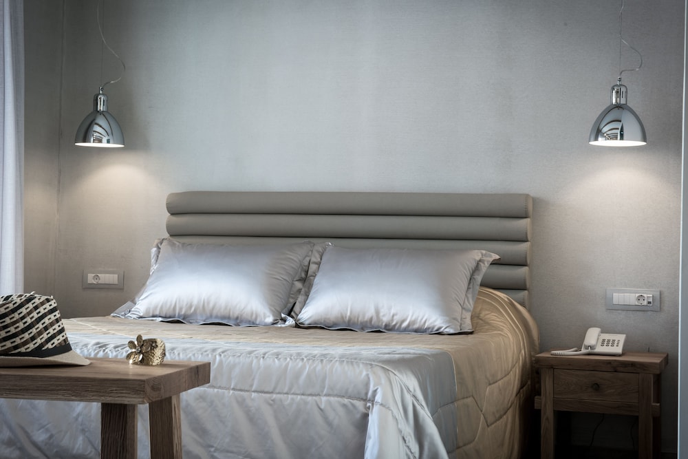 1 BEDROOM, SUITE