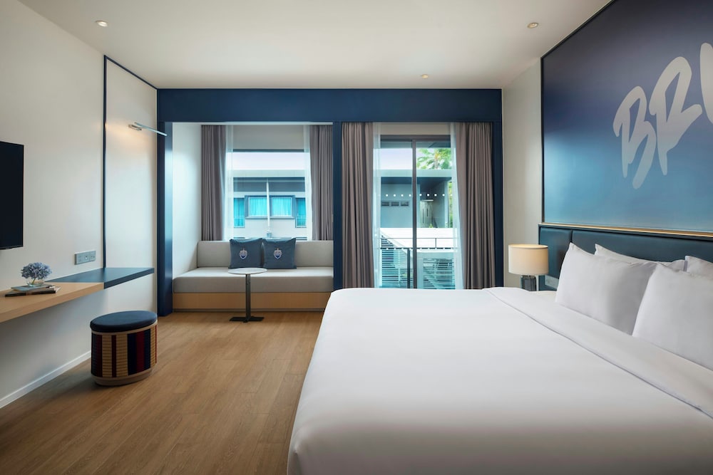 Pool, Deluxe, King Bed