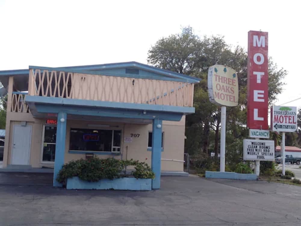 Three Oaks Motel 1/37