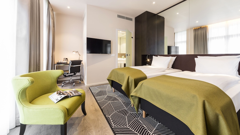 HOLIDAY INN DRESDEN - AM ZWINGER 15/77